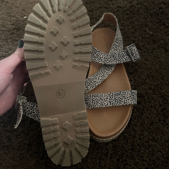 Universal Thread Sandals - Picture 2 of 2